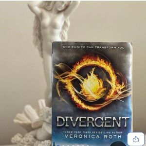 Divergent by Veronica Roth book.